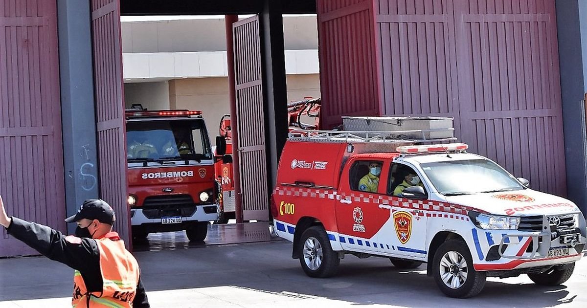 Incendio de vehículo en Rivadavia: un menor y su madre heridos