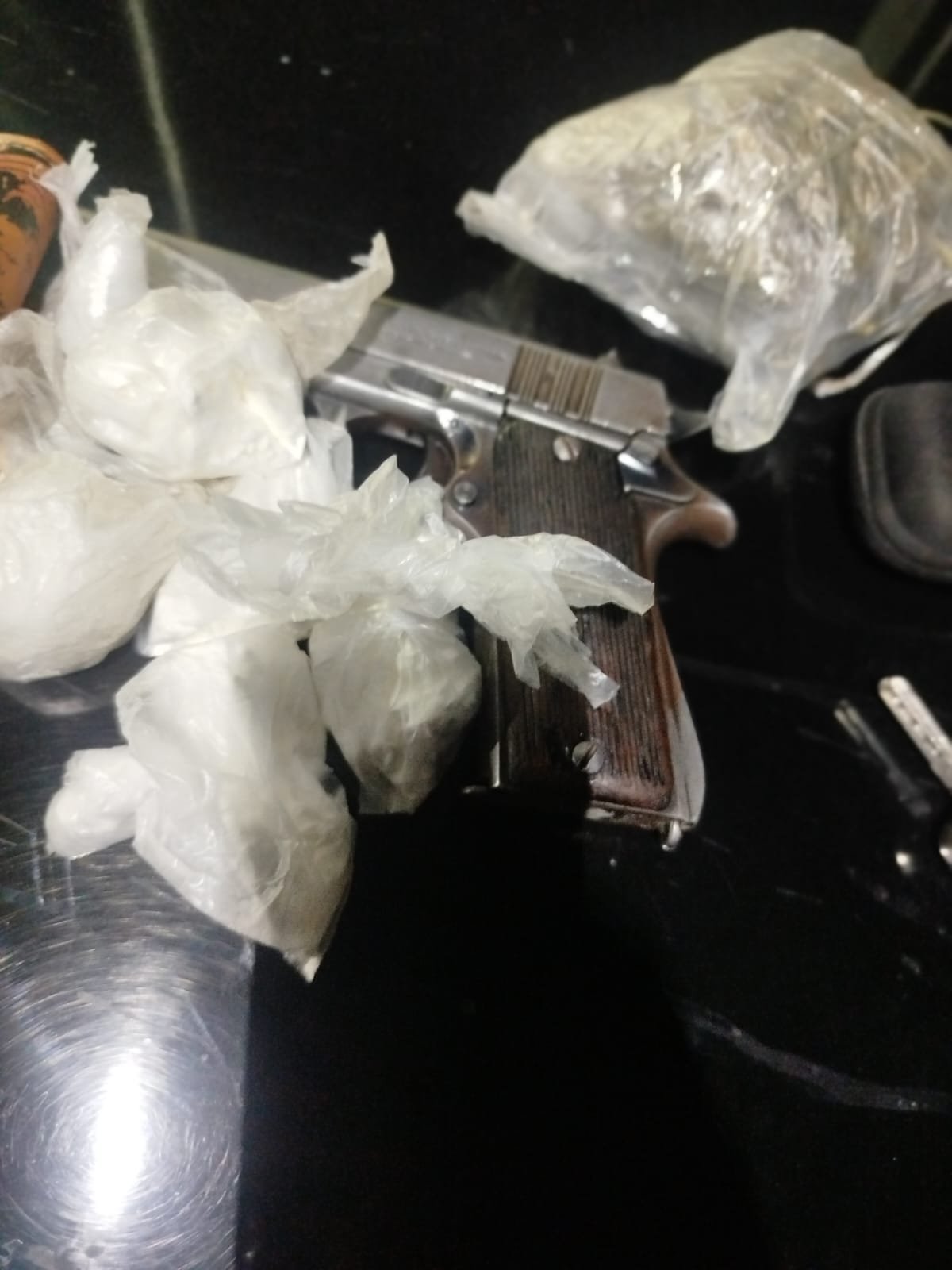 Exitoso operativo ordenado por Jefatura y Subjefatura de Policía en Santa Lucía: cuatro detenidos, secuestro de armas, drogas y dinero