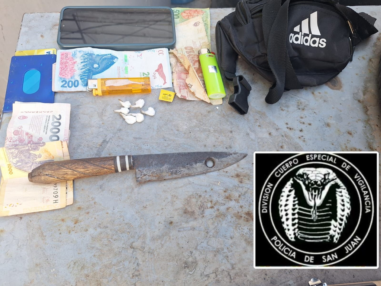 Detuvieron a un hombre en Capital con cocaína y un cuchillo