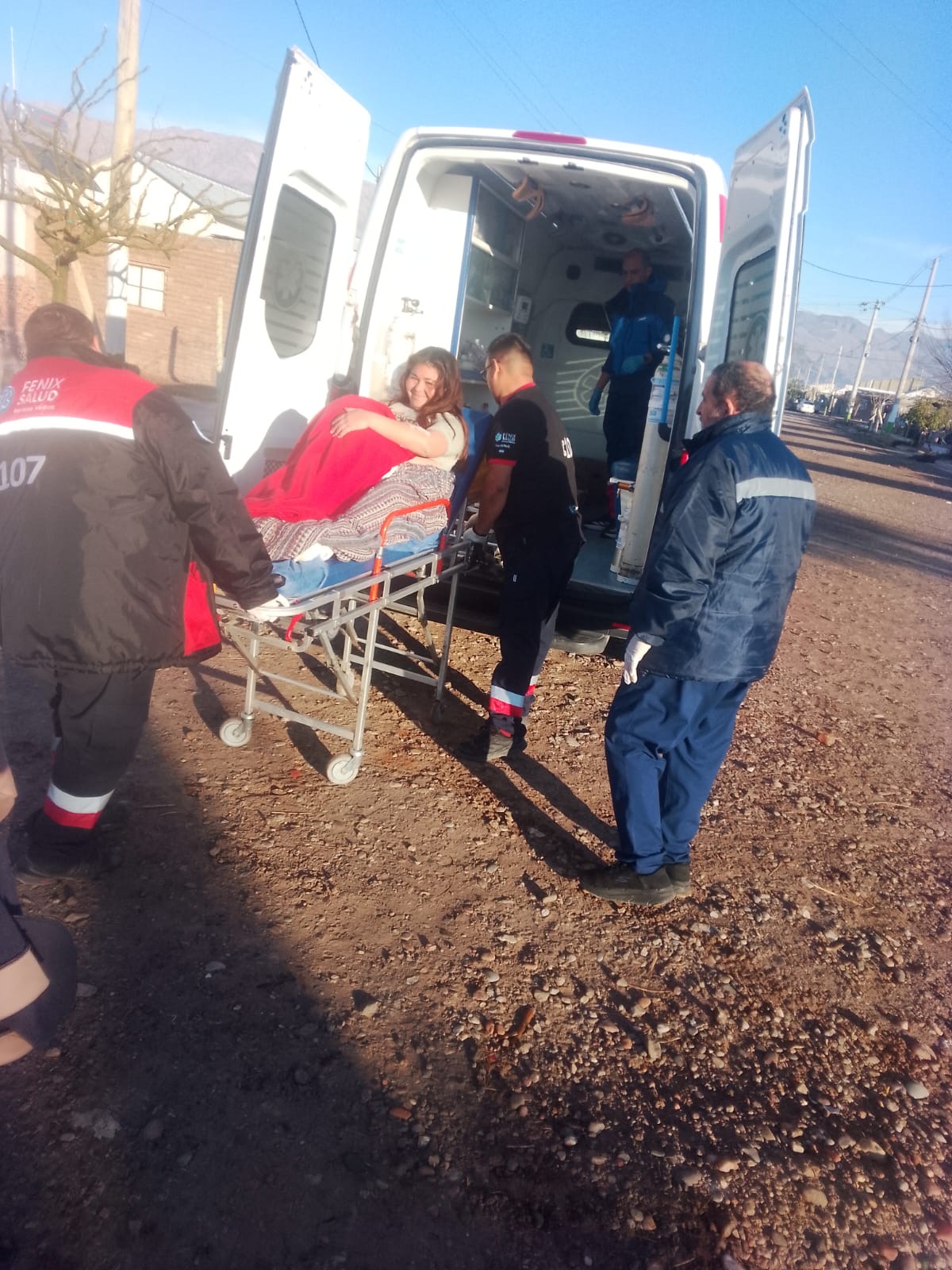 Policía asistió a una mujer en trabajo de parto en Pocito y el bebé nació en su casa