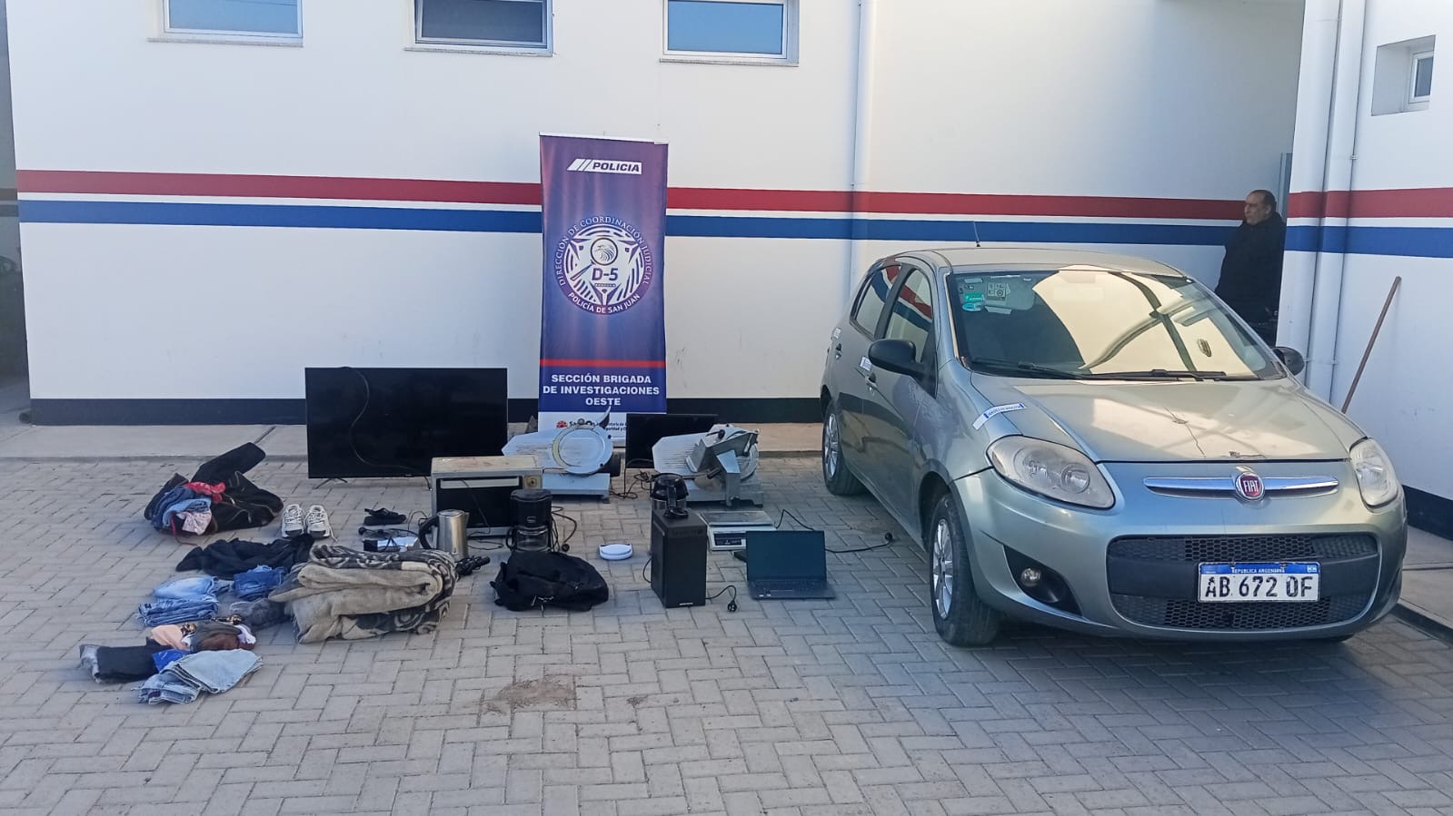 Cayó con un auto cargado de objetos robados: 5 allanamientos y un detenido en Rawson y Rivadavia